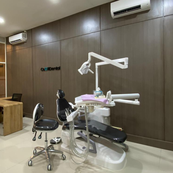 Klinik gigi ConfiDental dengan interior modern dan peralatan canggih