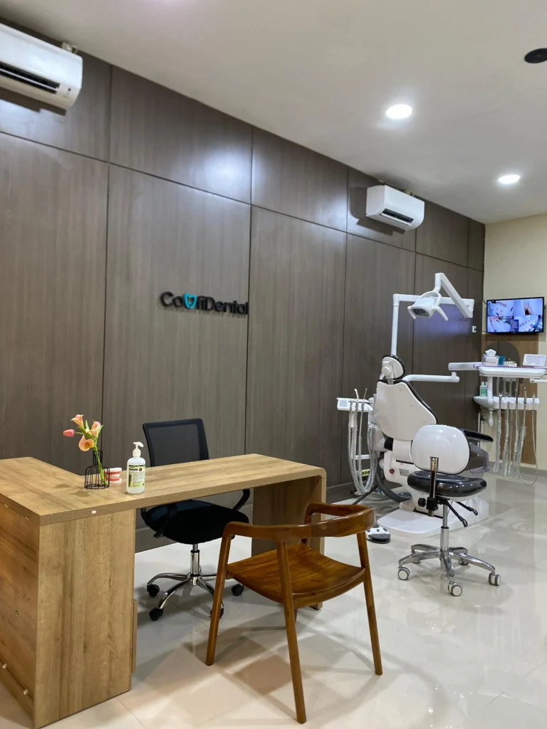 Ruang periksa yang nyaman di klinik ConfiDental