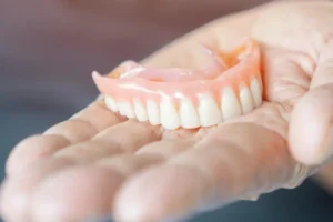 Gigi palsu lepasan adalah solusi terjangkau dan cepat untuk mengganti gigi yang hilang. Pilihan gigi palsu seperti gigi palsu akrilik, gigi palsu valplast, dan gigi palsu logam punya kelebihan masing-masing.
