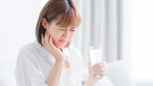 Sering merasa ngilu saat minum minuman dingin? Bisa jadi gigi kamu sensitif. Pahami 7 penyebabnya, mulai dari cara sikat gigi yang salah hingga stres hingga cara mengatasinya.