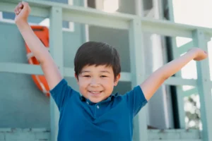 Simak tips perawatan gigi anak sejak dini: kunjungan ke dokter gigi pertama kali, rutinitas menyikat gigi yang baik dan benar, serta tips mencegah gigi berlubang.