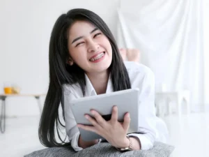 Warna behel yang bagus bisa bikin senyum lebih segar, ceria, dan sesuai kepribadianmu. Sebaliknya, kalau salah pilih warna, gigi bisa terlihat kusam atau malah bikin kamu kurang percaya diri saat tersenyum.