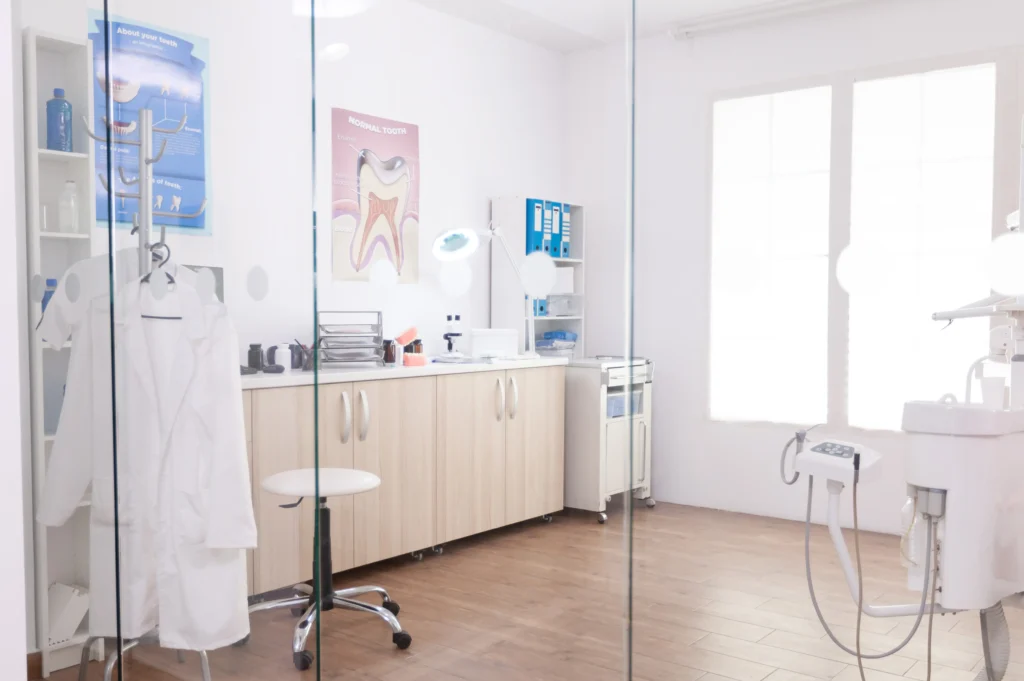 Ingin tahu berapa harga scaling gigi di klinik atau puskesmas? Yuk, cek rincian biaya membersihkan karang gigi terbaru 2025 dan temukan tempat scaling gigi terbaik untukmu!