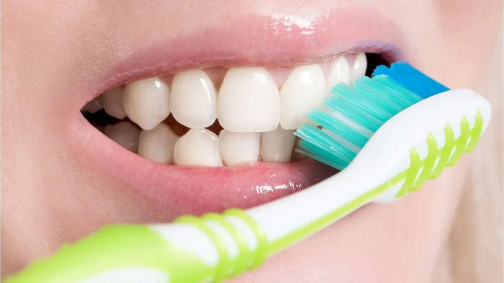 Gusi berdarah saat sikat gigi bisa jadi tanda radang gusi. Penyebab utamanya adalah penumpukan plak dan karang gigi di sepanjang garis gusi, yang memicu iritasi dan membuat gusi lebih mudah berdarah.