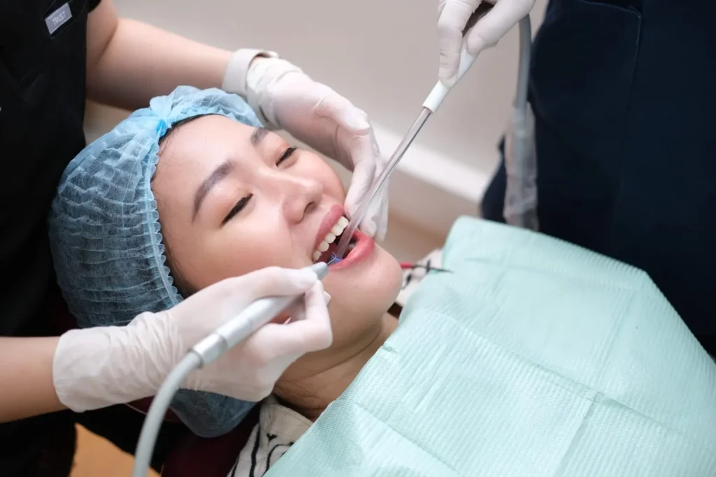 Scaling gigi adalah prosedur pembersihan karang gigi (tartar atau dental calculus) dan plak yang menumpuk pada permukaan gigi maupun area di bawah garis gusi.