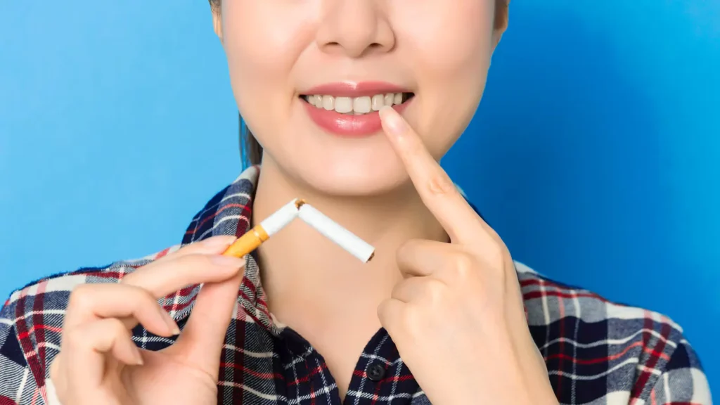 Ada banyak efek merokok pada gigi yang bisa muncul seiring waktu. Nikotin dan tar dalam rokok dapat mengganggu aliran darah ke jaringan gusi, menurunkan produksi air liur, serta memicu penumpukan plak dan karang gigi.