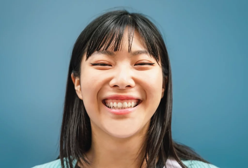 Gummy smile adalah kondisi ketika senyum gusi terlihat terlalu dominan saat seseorang tersenyum, sehingga gigi tampak lebih pendek dan proporsi senyum terasa kurang seimbang