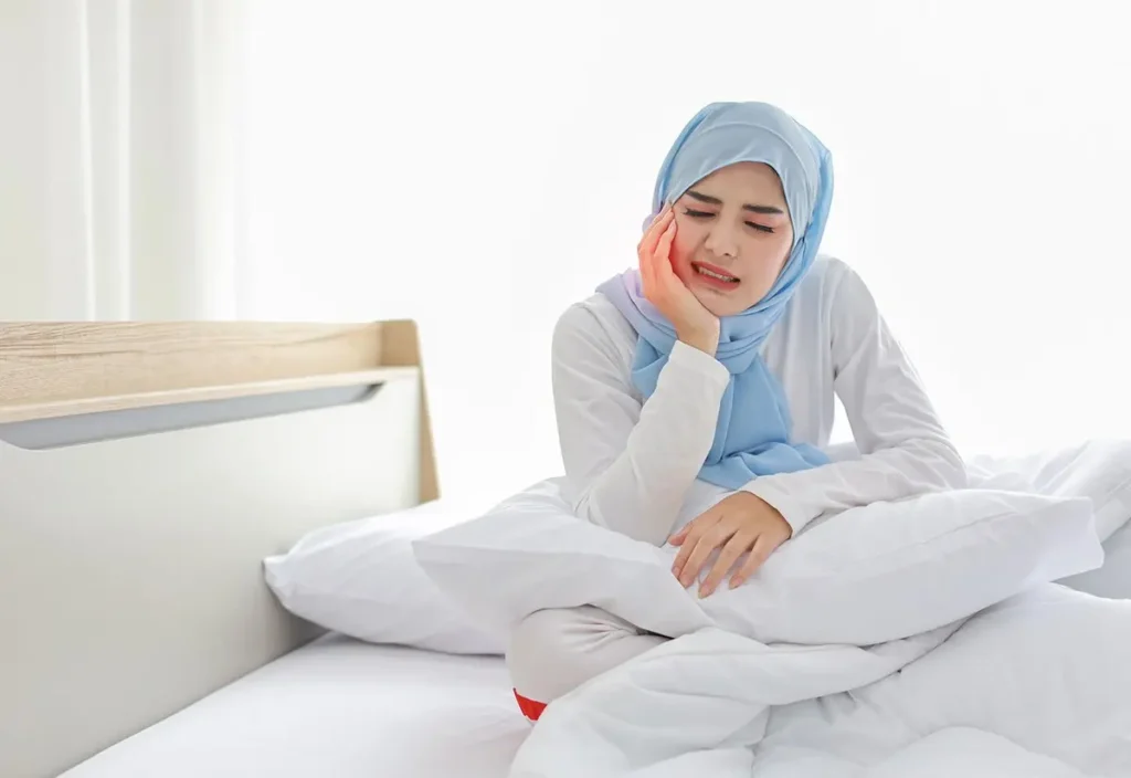 Sakit gigi puasa sering terasa lebih menyiksa dibanding hari biasa. Kondisi ini biasanya bukan muncul tiba-tiba, melainkan berasal dari masalah gigi yang ada