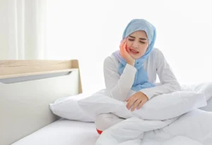 Sakit gigi puasa sering terasa lebih menyiksa dibanding hari biasa. Kondisi ini biasanya bukan muncul tiba-tiba, melainkan berasal dari masalah gigi yang ada