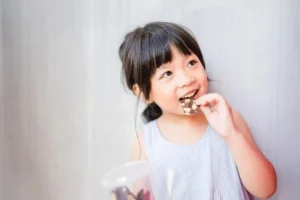 Anak sering makan manis? Ketahui cara mencegah karies gigi pada anak sejak dini dan hindari gigi anak berlubang dengan tips dari dokter gigi