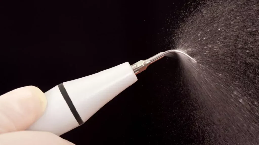 Jangan coba membersihkan karang gigi sendiri! Ketahui bahaya membersihkan karang gigi sendiri alat manual serta perbedaan scaling manual dan ultrasonic di klinik gigi