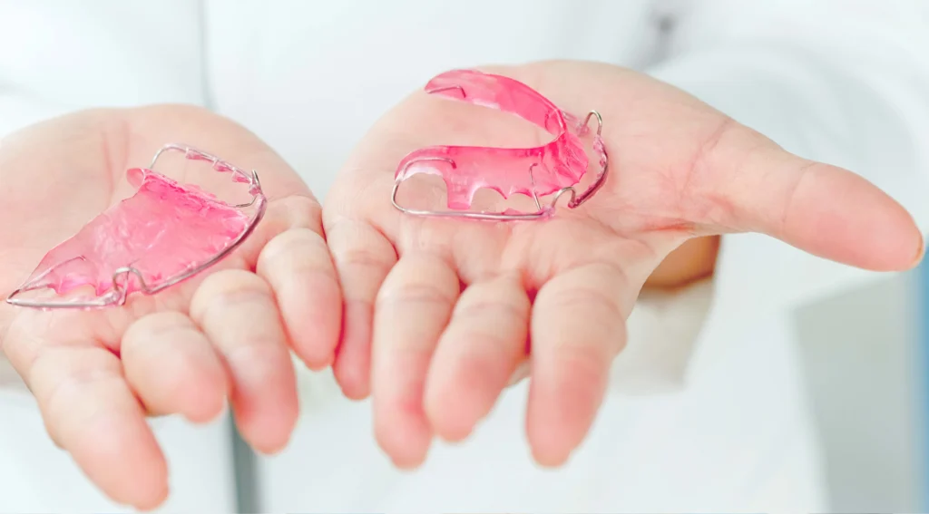 Retainer gigi penting untuk menjaga hasil behel tetap rapi. Kenali jenis retainer gigi, cara pakai, harga, dan cara merawatnya dengan benar