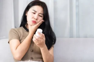 Tidak semua sakit gigi membutuhkan antibiotik. Ketahui kapan antibiotik untuk sakit gigi diperlukan, risikonya jika digunakan sembarangan, dan kapan harus ke dokter gigi