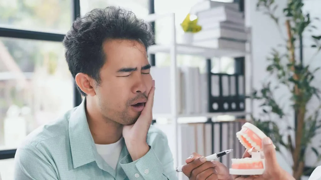 Ketahui penyebab gigi berlubang sakit, gejala, cara mengatasi, dan pilihan perawatannya
