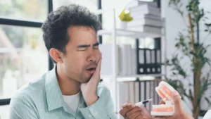 Ketahui penyebab gigi berlubang sakit, gejala, cara mengatasi, dan pilihan perawatannya