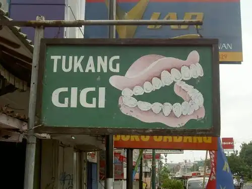 Kenali perbedaan tukang gigi dan dokter gigi, kewenangan masing-masing, risiko perawatan di luar kewenangan, serta tips memilih klinik gigi terpercaya