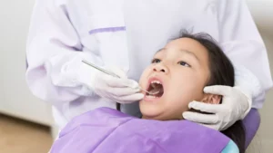 Kapan anak perlu ke dokter gigi anak? Kenali peran pedodontist, tanda anak perlu diperiksa, pilihan perawatan, dan tips memilih klinik gigi anak
