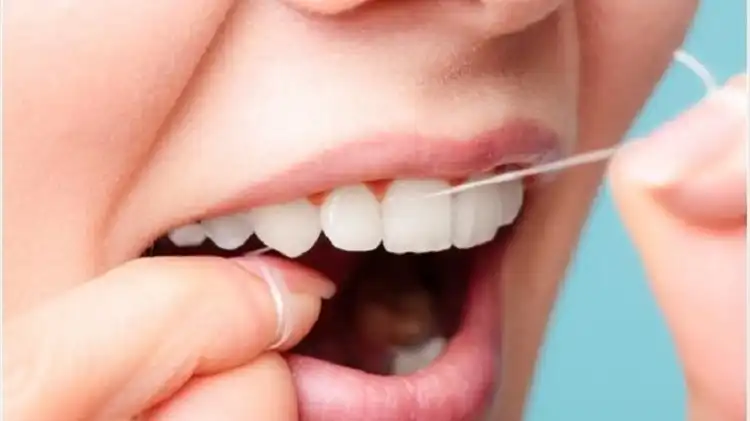 Pelajari cara menggunakan benang gigi yang benar untuk membersihkan sela gigi tanpa melukai gusi, termasuk teknik flossing gigi dan tips jika gusi berdarah